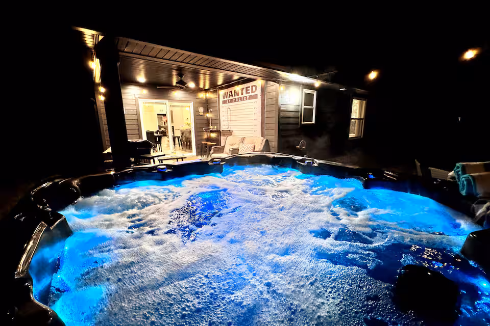 1920s Glam, HotTub, Firepit, Grill, 3 King Beds