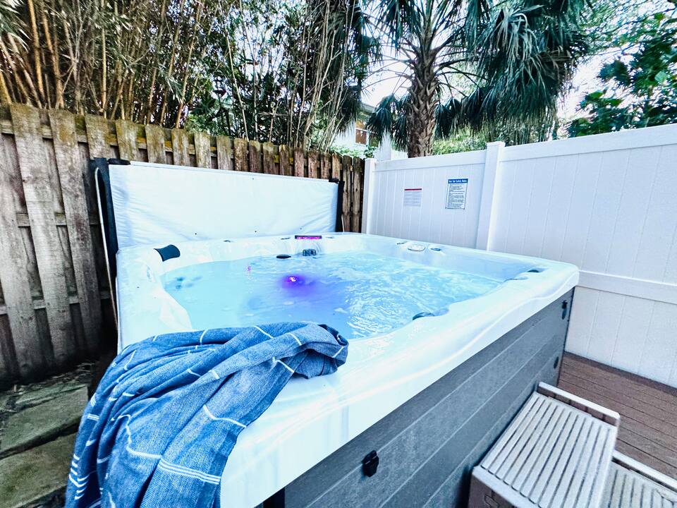 Walk to Beach, Grill, Hottub, Bikes, Beachchairs